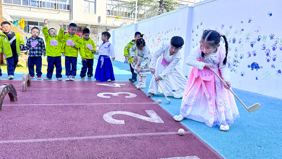 趕小豬,投壺等豐富多彩的運動項目,滿足幼兒運動需要,鍛鍊幼兒健康