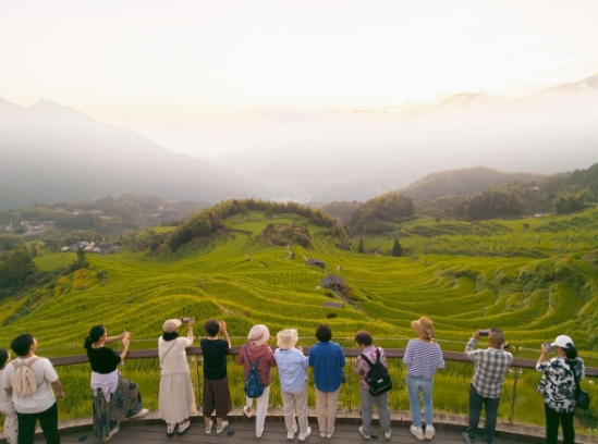 云和梯田景区 | 游客在记录日出的震撼瞬间
