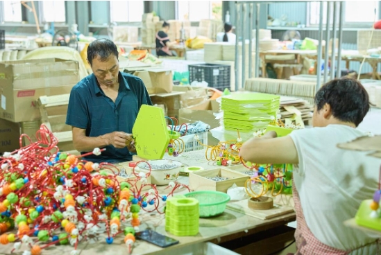 浙江广华玩具有限公司 | 工人们正在组装木制玩具